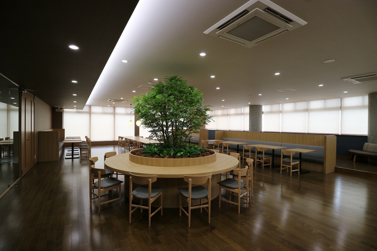 カフェのような工場の社員食堂の緑