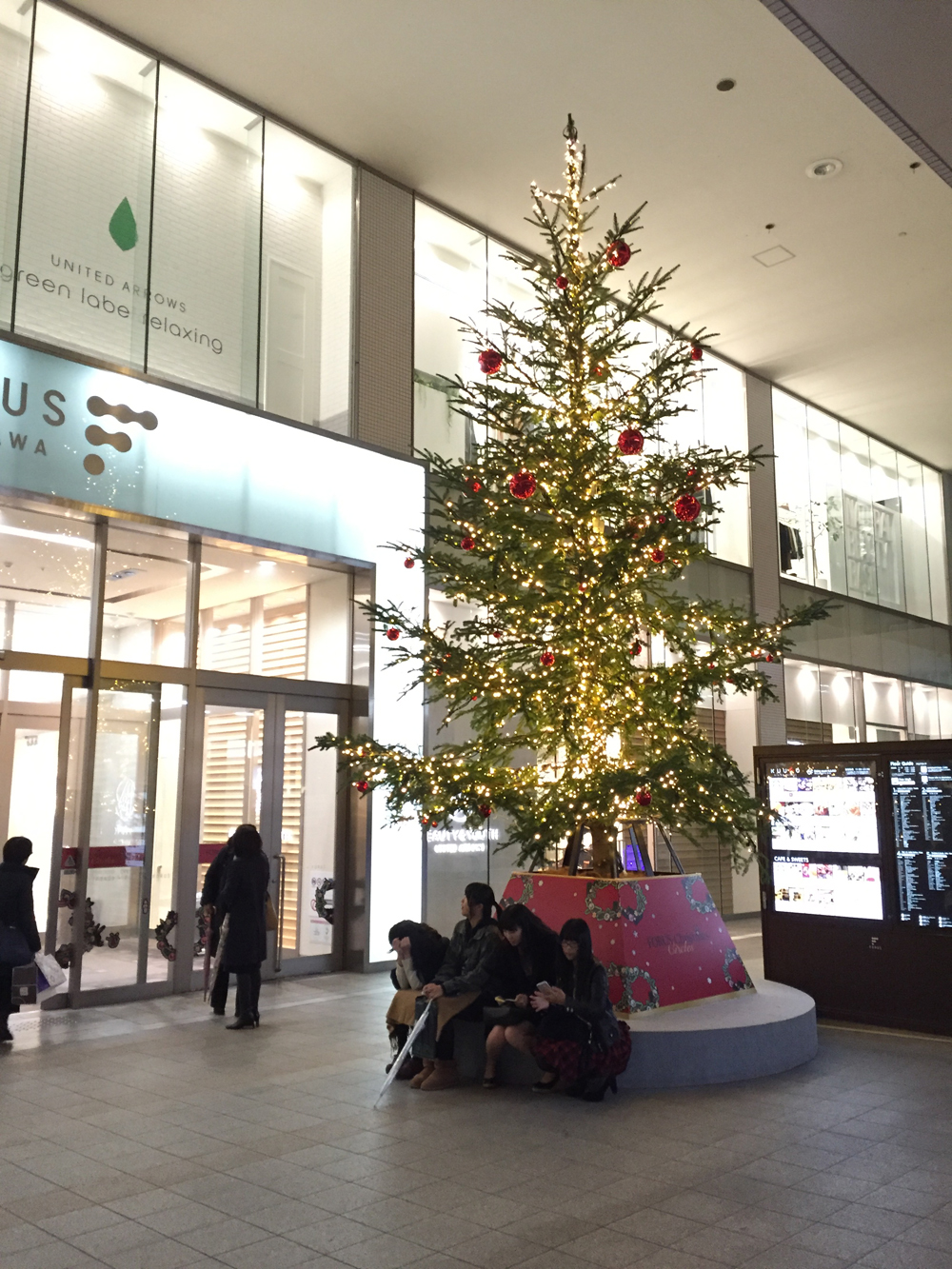 金沢の駅前を飾るクリスマスツリー